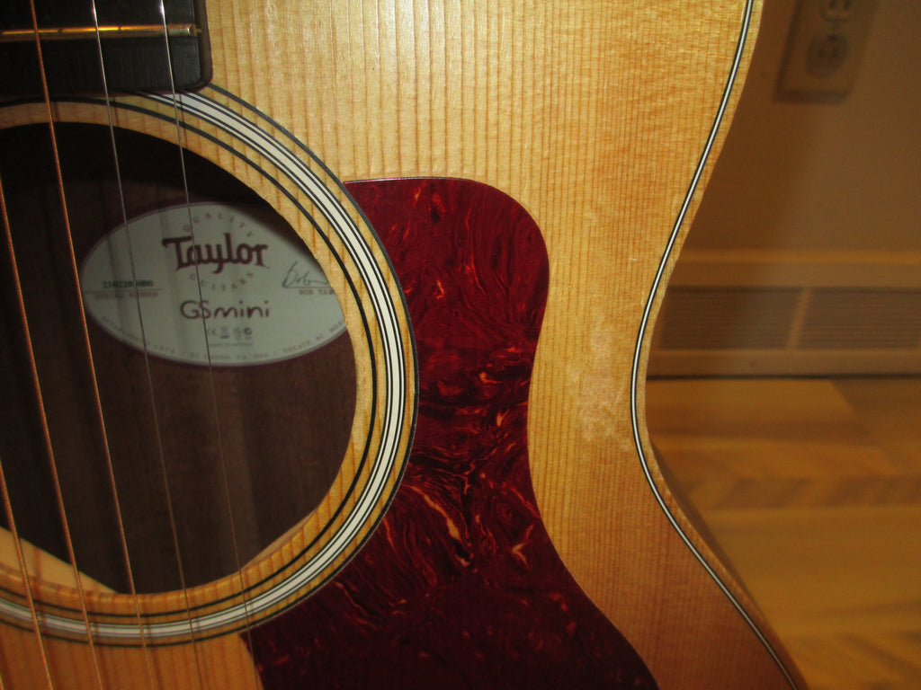 Taylor GS Mini-e. Sitka Spruce Top; Sapele layered sides; Onboard