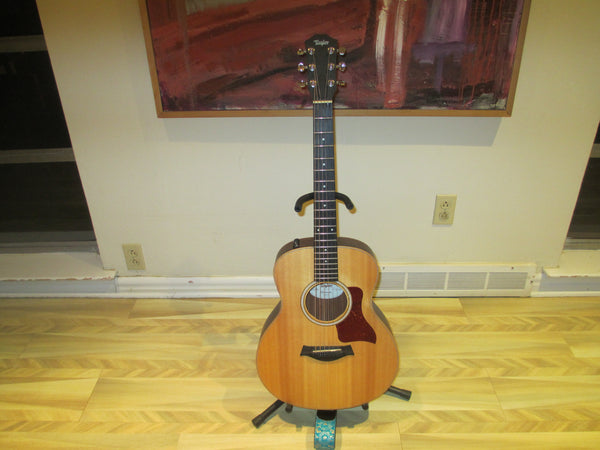 Taylor GS Mini-e. Sitka Spruce Top; Sapele layered sides; Onboard